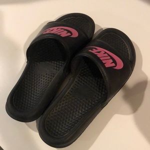 Black and pink nike women’s slides